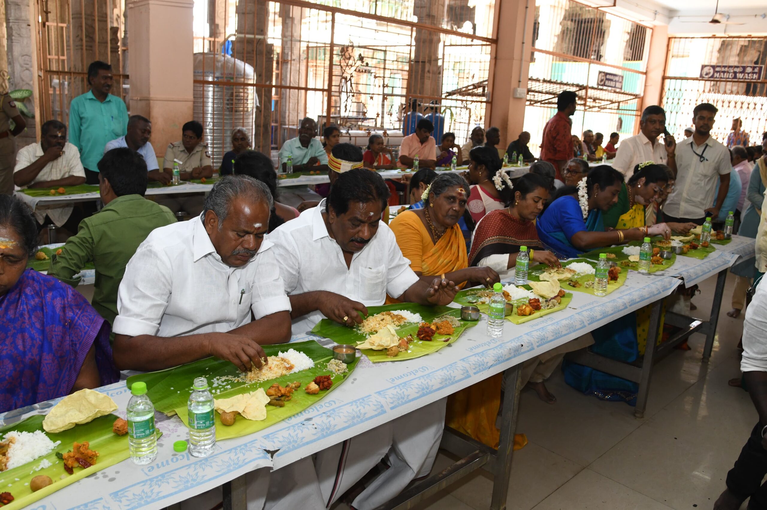 பேரறிஞர் அண்ணா அவர்களின் நினைவு தினத்தை முன்னிட்டு.. மதுரை அருள்மிகு ஶ்ரீ மீனாட்சி சுந்தரேஸ்வரர் கோயிலில் சமபந்தி மற்றும் பொது மக்களுக்கு உடைகள் வழங்கும் நிகழ்ச்சி நடைபெற்றது..