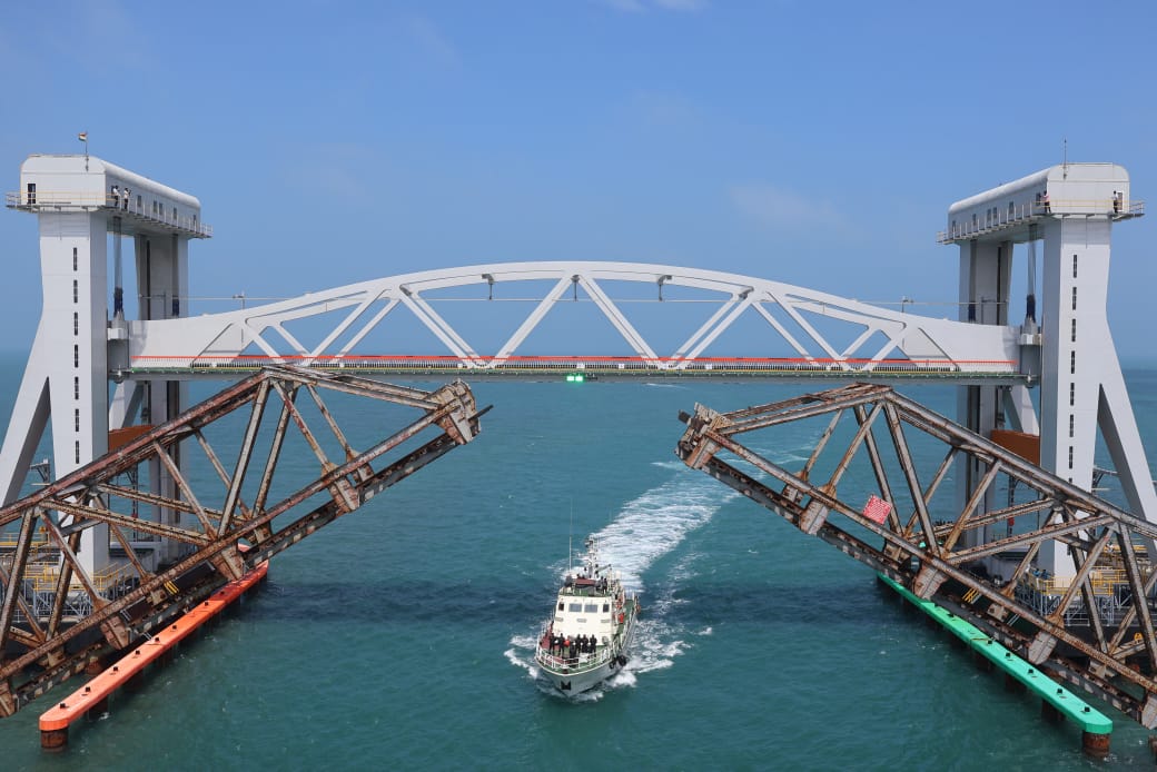 புதிய பாம்பன் பாலத்தின் நடுவில் உள்ள செங்குத்து பாலத்தினை உயர்த்தி சோதனை