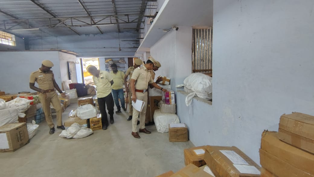 கஞ்சா, குட்கா, பான் மசாலா, மாத்திரைகள் போன்ற போதைப் பொருள்கள் பதுக்கி வைத்து விற்பனை நடைபெறுகிறதா ? : கோவை மாநகர காவல் துறையின் அதிரடி சோதனை - முன்னாள் குற்றவாளிகள் 8 பெயரைப் பிடித்து விசாரணையில் ஈடுபட்டு வரும் காவல் துறையினர்