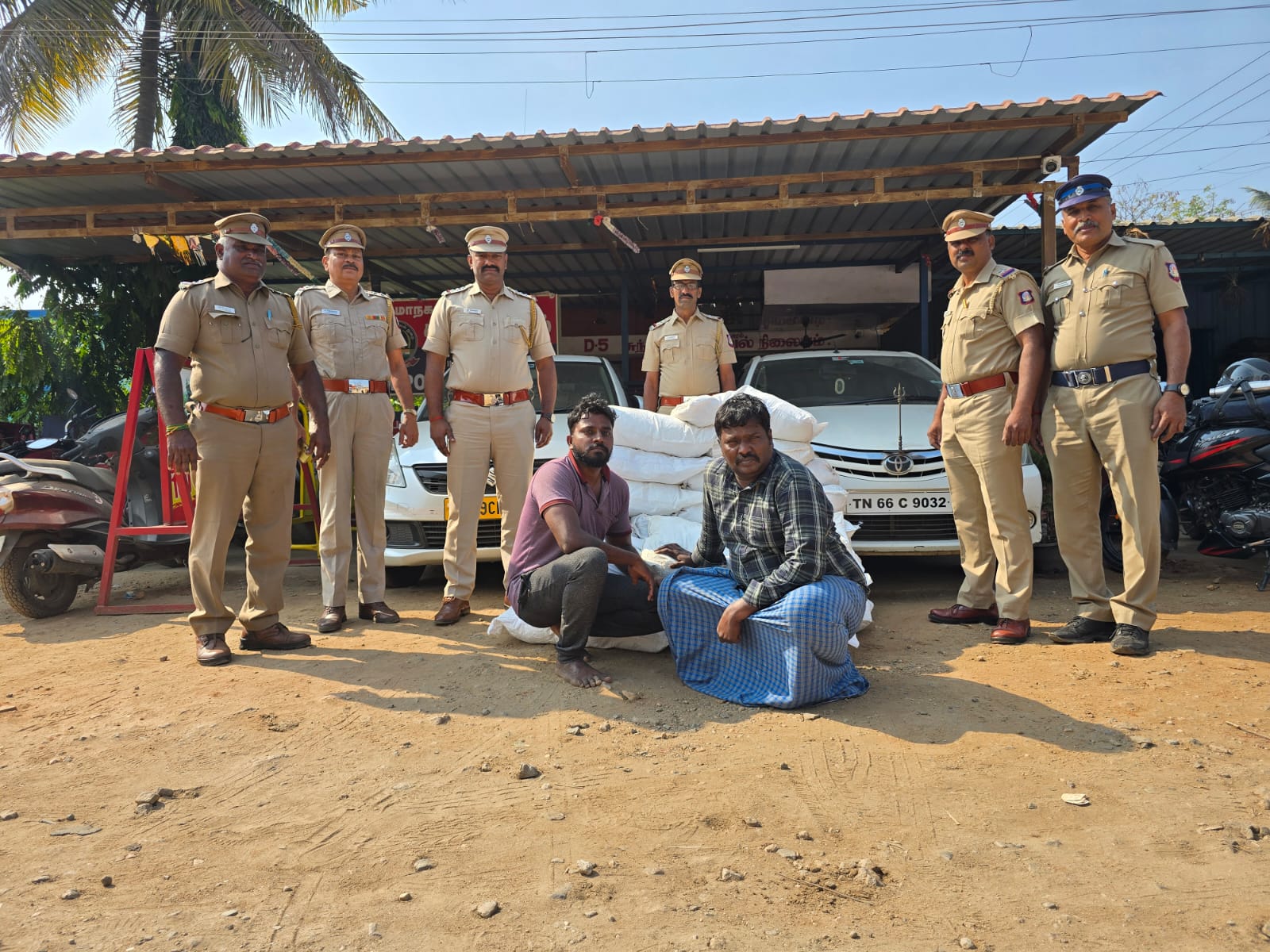 கோவையில் 210.350 கிலோ புகையிலை பொருள்களுடன் இரண்டு கார்கள் பறிமுதல் : கடத்திய இருவர் கைது !!!