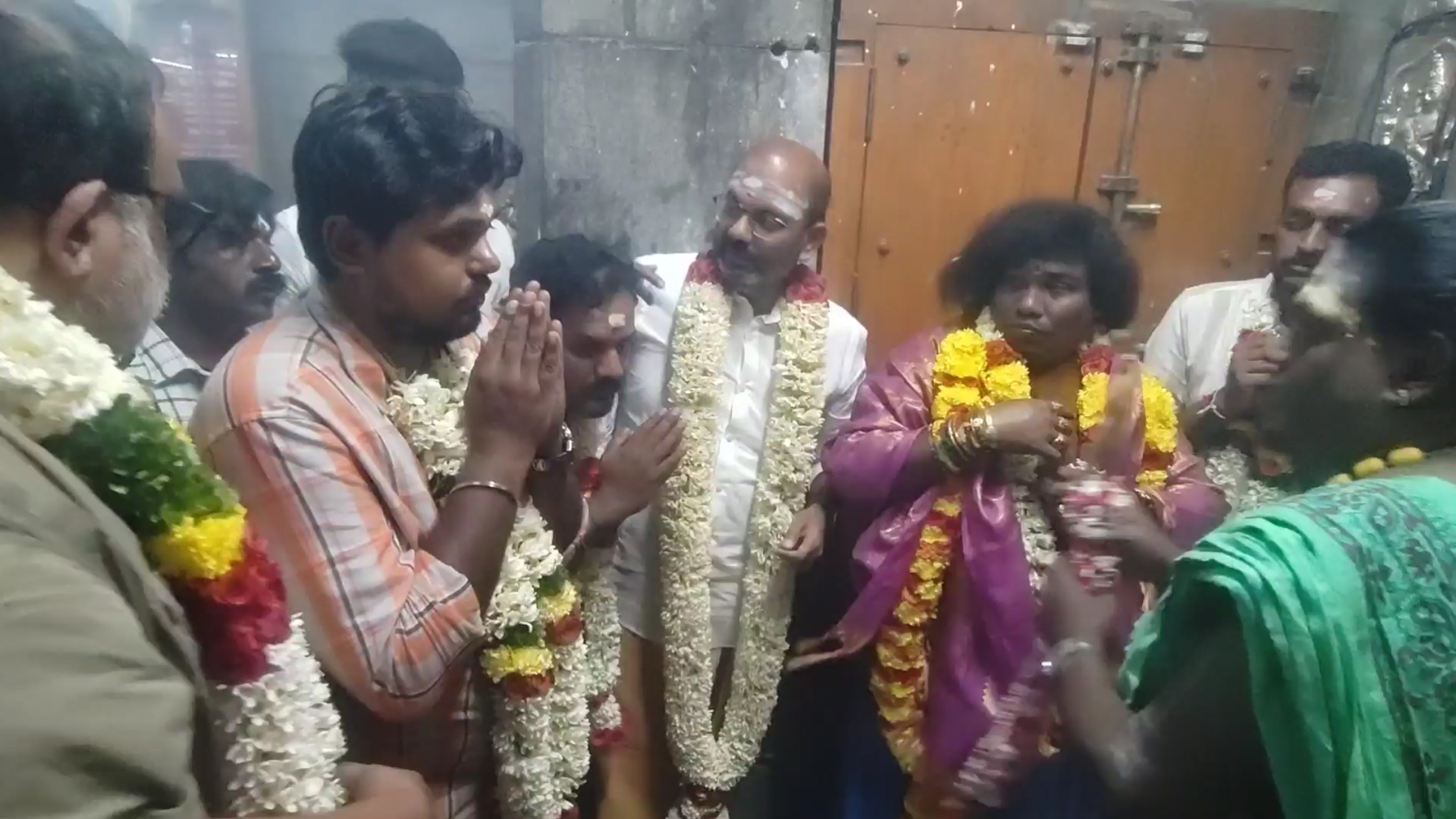 பிரபல திரைப்பட காமெடி நடிகர் யோகி பாபு தான் நடிக்க இருக்கும் புதிய இரு படங்களின் கதைக் கோப்புகளை மருதமலை திருக்கோயில் வைத்து சிறப்பு சாமி தரிசனம் !!!
